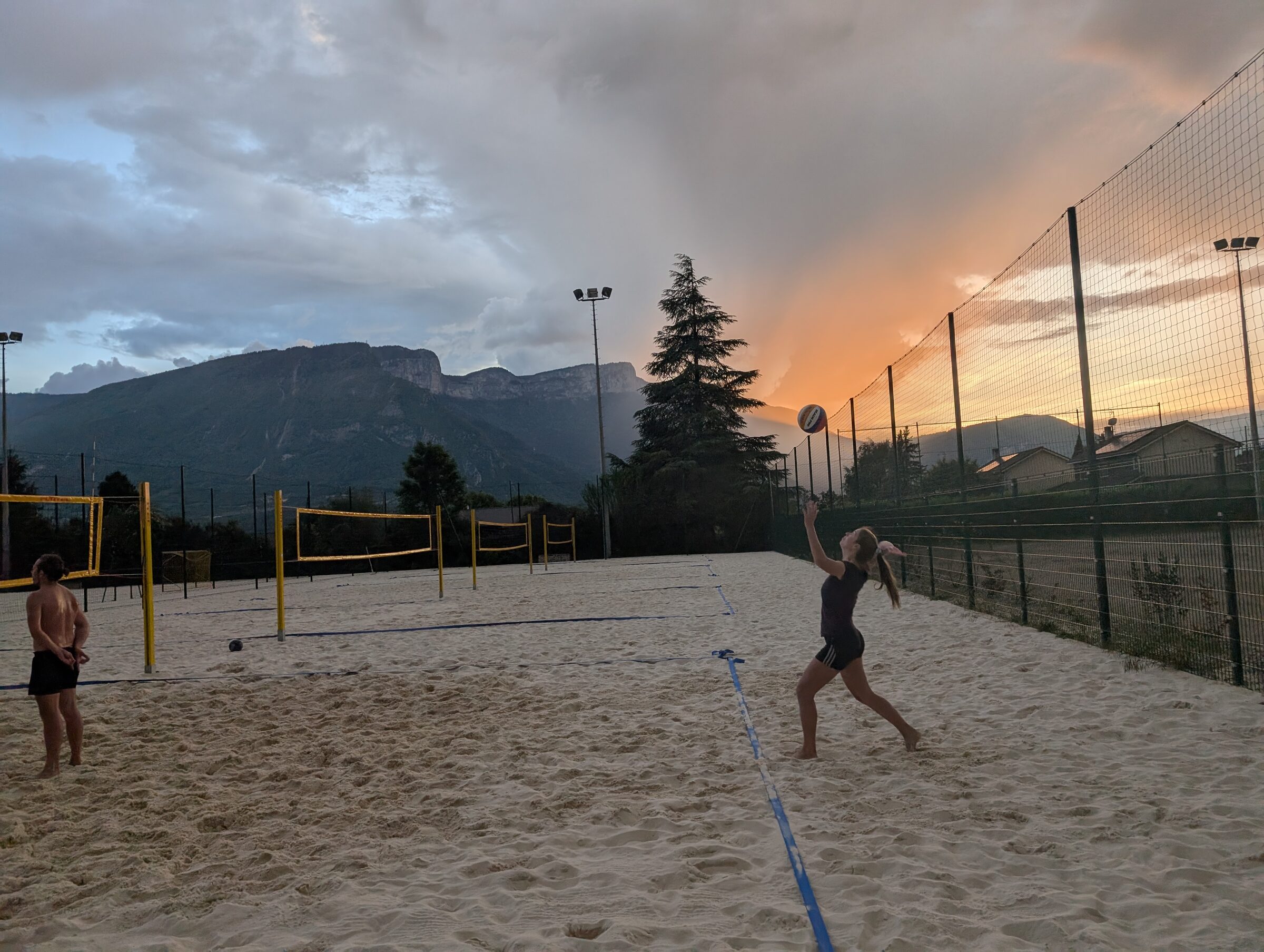 Coucher de soleil sur les terrains de beachvolley de Saint-Égrève