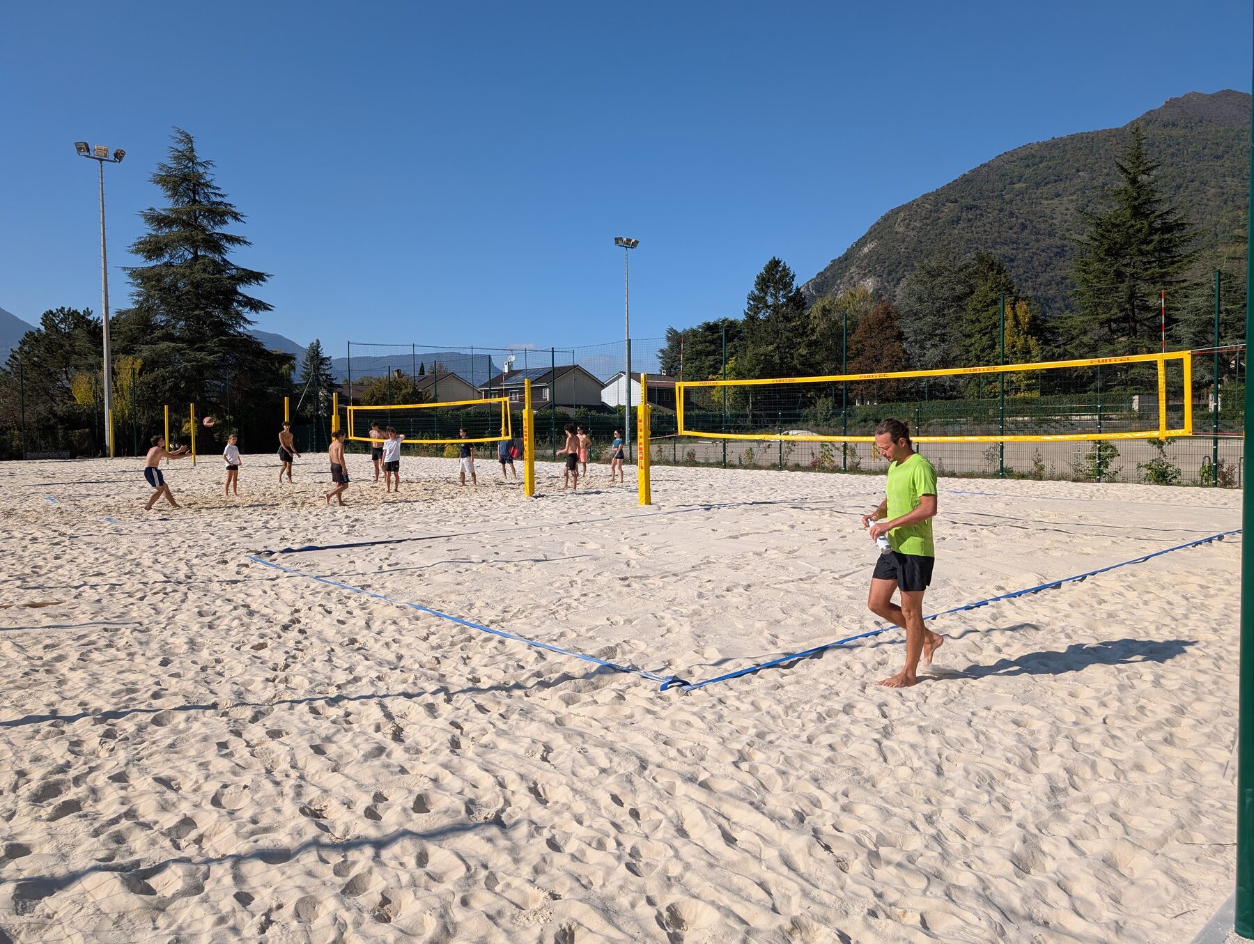 Vue d'ensemble des terrains de beachvolley de Saint-Égrève
