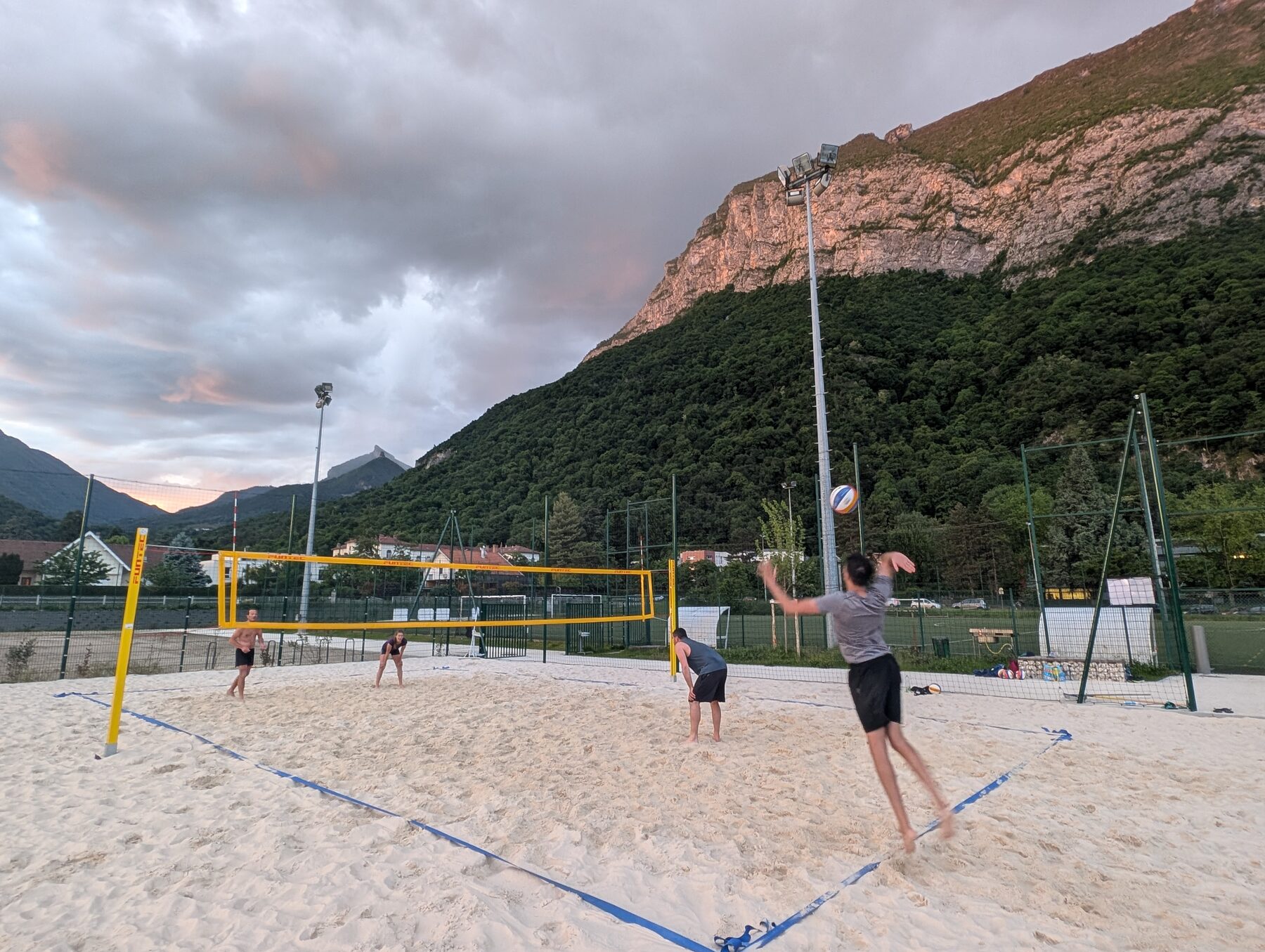 Terrain de beachvolley avec la falaise du Néron en arrière-plan